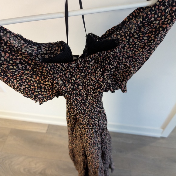 Abercrombie & Fitch Off the Shoulder flowy Dress - Picture 5 of 5